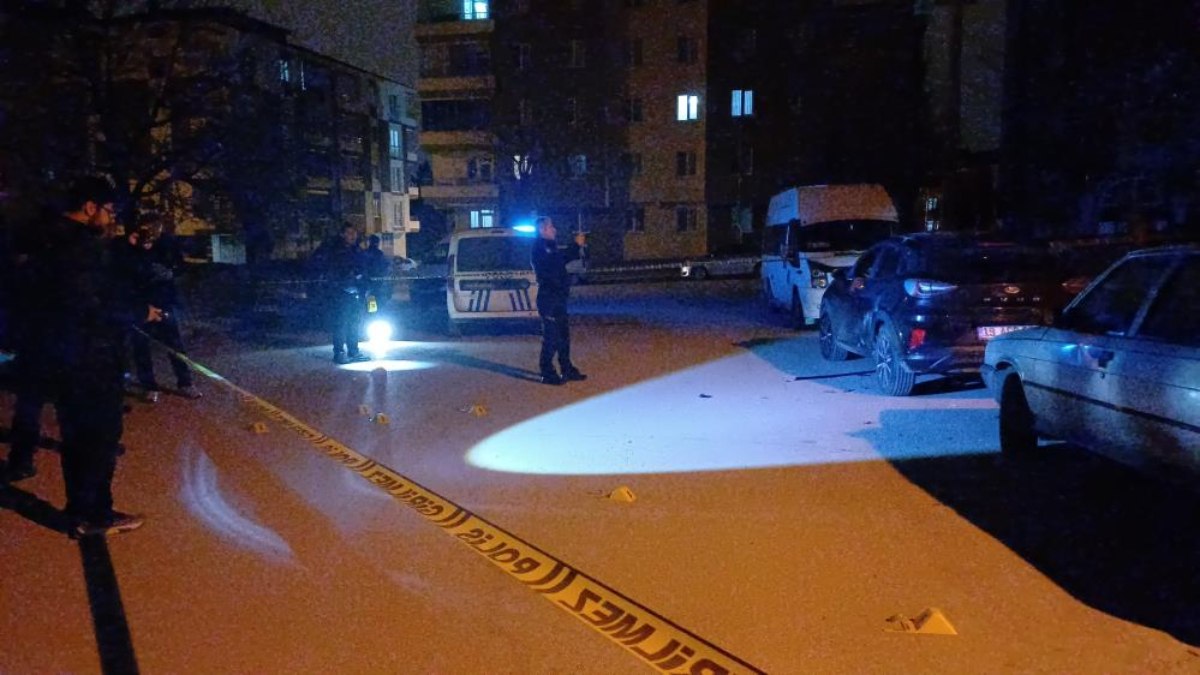 Çorum’da park halindeki araca kurşun yağdırdılar