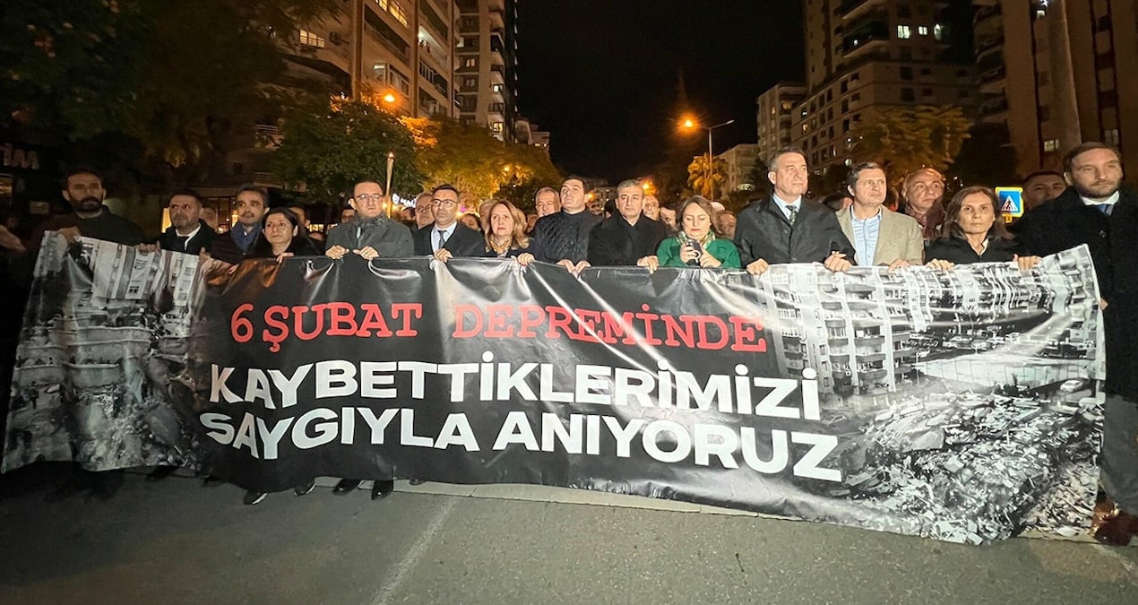 CHP Heyeti, depremin yıl dönümünde Adana’daki yürüyüşe katıldı
