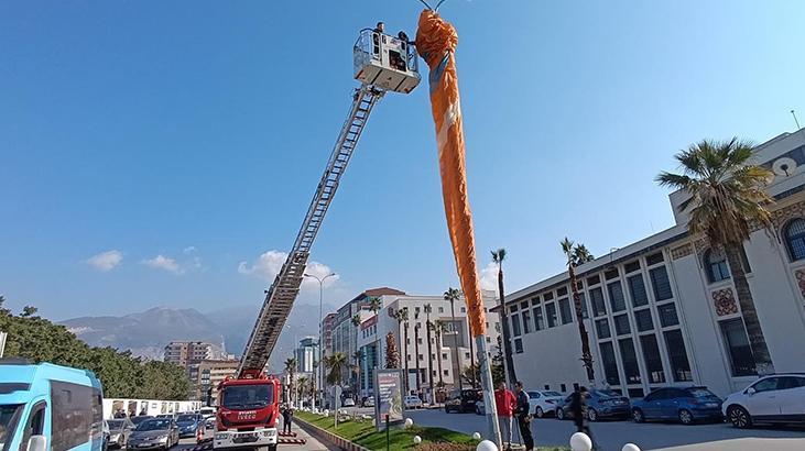 Hatay’da korku dolu dakikalar! Yamaç paraşütçüleri aydınlatma direğinde asılı kaldı