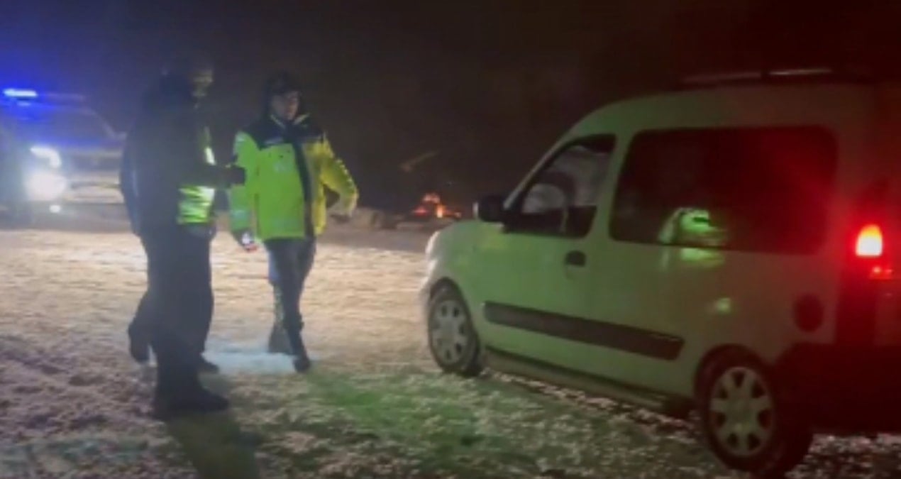 İnegöl- Domaniç karayolunda yoğun kar; araçlar yolda kaldı